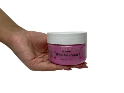 بستنی بدن توت فرنگی در دست